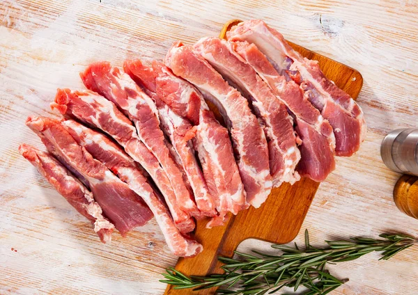 Côtes de porc fraîches avec condiments — Photo