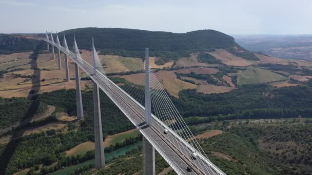 Vista aérea del cable multispan se quedó Millau Viaducto a través del valle del desfiladero del río Tarn en el sur de Francia en verano — Vídeos de Stock