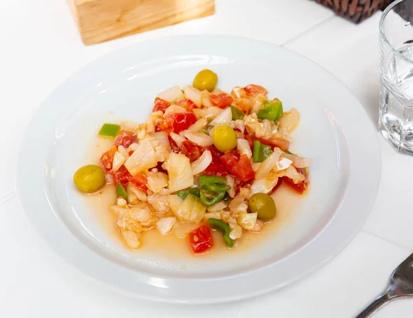 Ensalada con verduras y bacalao —  Fotos de Stock