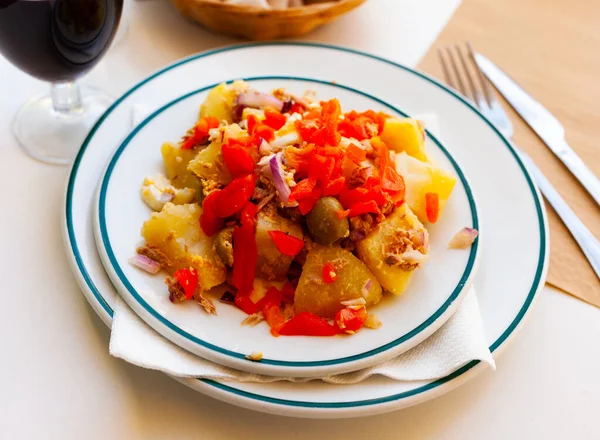 Traditionele Spaanse salade met tonijn voor de brunch — Stockfoto