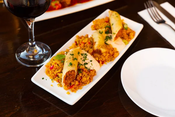 Agnello marocchino e rotoli di harissa con couscous — Foto Stock