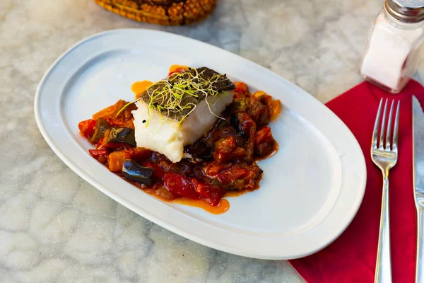 Cabillaud atlantique méditerranéen traditionnel avec ratatouille pour le déjeuner — Photo