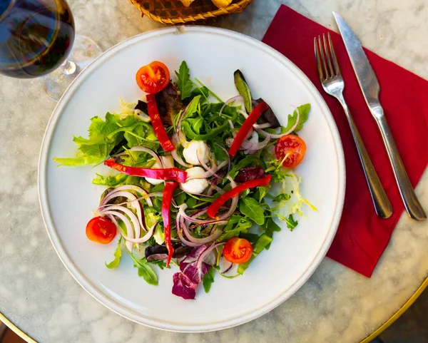 Salada com mussarela de pérola e legumes frescos — Fotografia de Stock