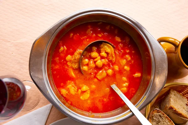 Sopa de grão de bico com pimenta e tripa de carne, prato de cozinha espanhola — Fotografia de Stock