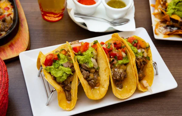 Tacos com vitela frita — Fotografia de Stock