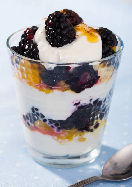 Joghurt mit Maulbeere und frischer Orange — Stockfoto