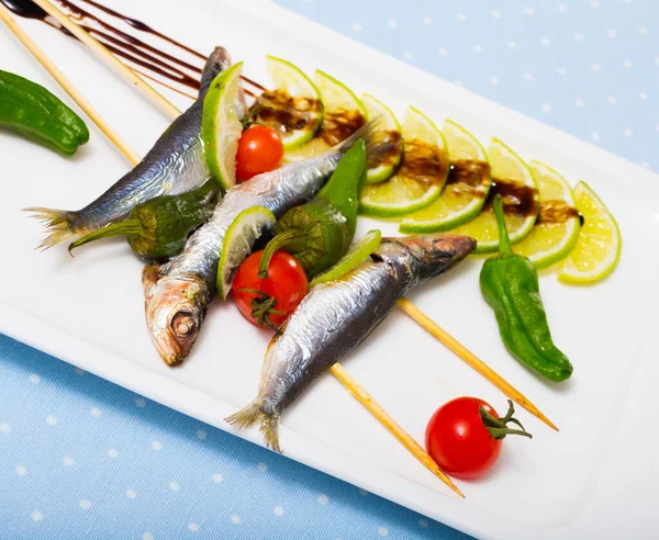 Grilované sardinky se zeleninou — Stock fotografie