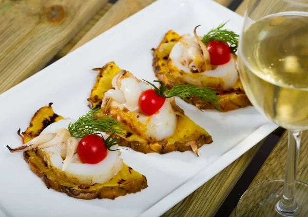 Cuite au gril sépia avec ananas, tomates cerises et sauce aigre-douce — Photo