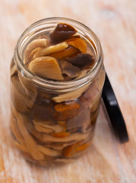 Primer plano de deliciosos champiñones marinados surtidos — Foto de Stock