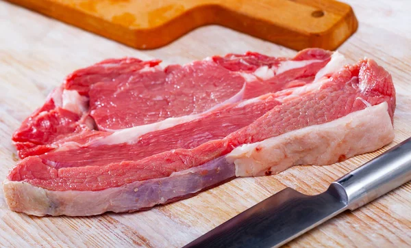 Obearbetat nötkött entrecote — Stockfoto