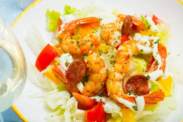 Salad dengan udang panggang, chorizo, sayuran dan lemon — Stok Foto