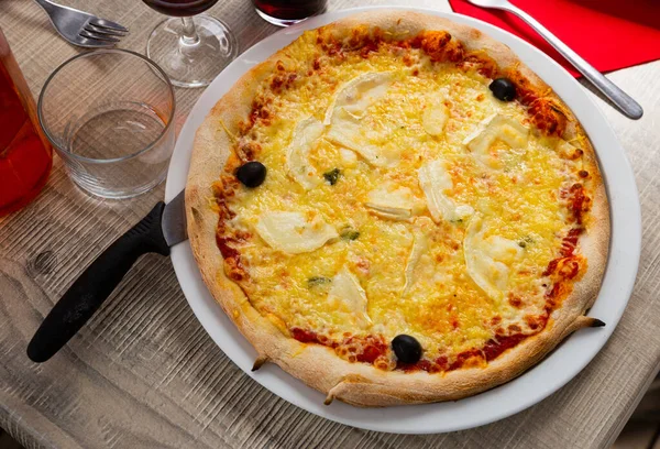 Homemade cheese pizza with tomato sauce and olives — Stock Photo, Image