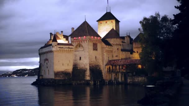 Знаменитый замок Chateau de Chillon на озере Женева недалеко от Монтрё. В Швейцарии. Европа — стоковое видео