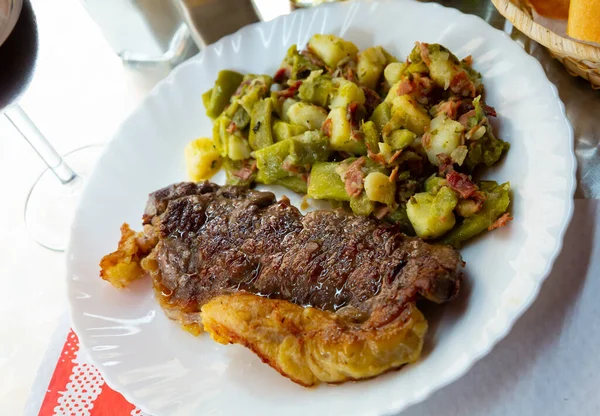 Entrecote med grönsaksgarnering — Stockfoto