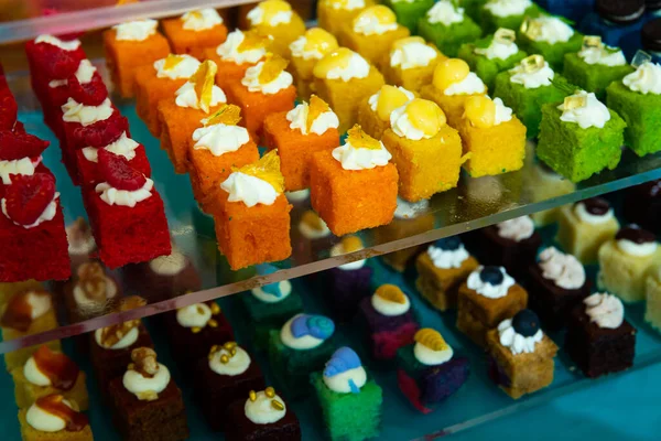 Galletas de colores en la pastelería —  Fotos de Stock