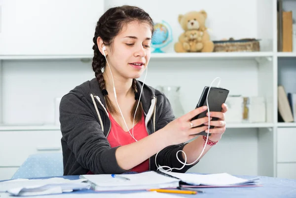 Flicka med telefon — Stockfoto