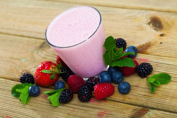 Batido con bayas y menta — Foto de Stock