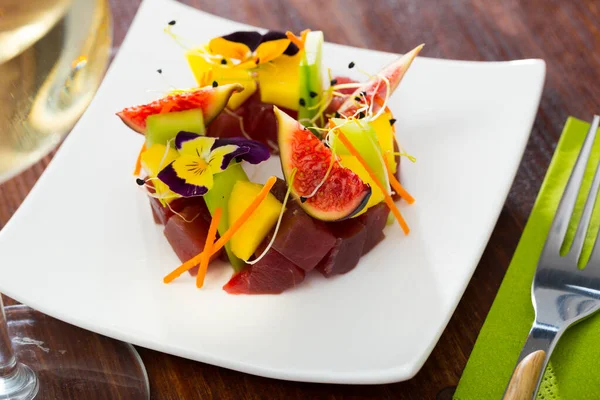 Tartara z surowego tuńczyka z figami i ogórkiem — Zdjęcie stockowe