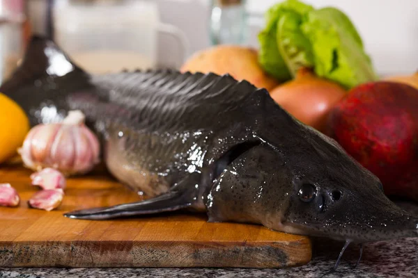 Ikan sturgeon dengan buah-buahan dan sayuran segar — Stok Foto