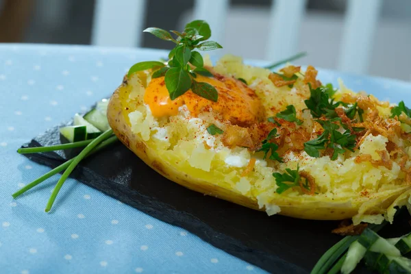 Gebakken aardappel met kruiden, eieren en komkommers — Stockfoto