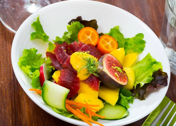 Insalata con tonno fresco, fichi, mango — Foto Stock