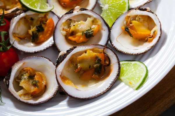 Bakad mussla med sås och lime — Stockfoto