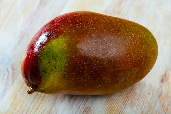 Ripe mango on wooden table — Stock Photo, Image