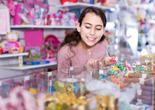 Colegiala encantado con la elección de paleta en la tienda —  Fotos de Stock