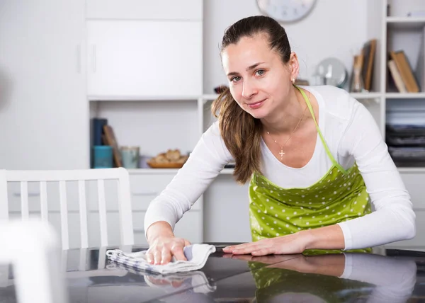 Mulher limpeza mesa de cozinha — Fotografia de Stock