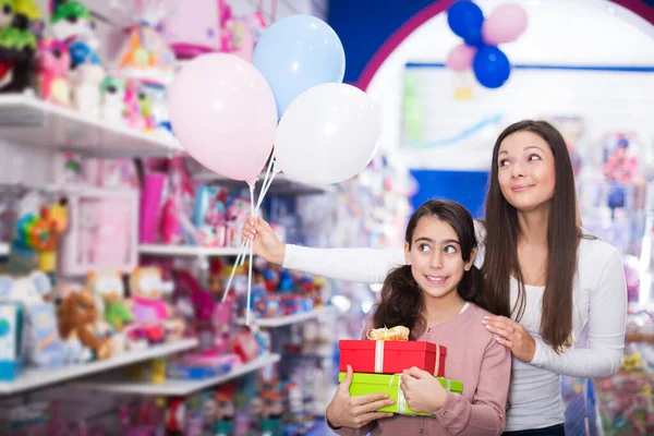 Feminino e menina com presentes e balões — Fotografia de Stock