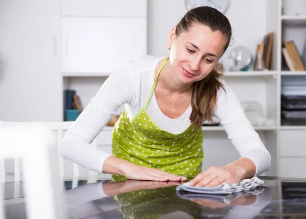 Woman cleaning kitchen table — Stock Photo, Image