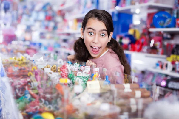 Girl with open mouth buying sweet candies — Stock Photo, Image