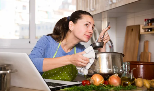 Woman looking for recipe on Internet — Stock Photo, Image
