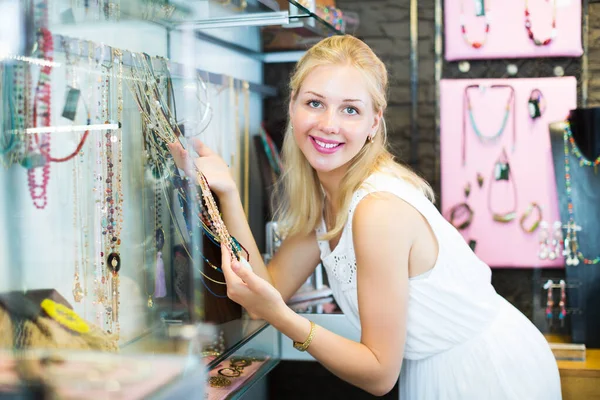 Vrouw kopen lange ketting — Stockfoto