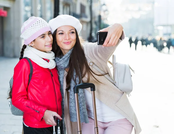 Cheerful woman with daughter making selfie — Stock Photo, Image