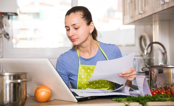 Mujer trabajando con papeles y laptop — Foto de Stock