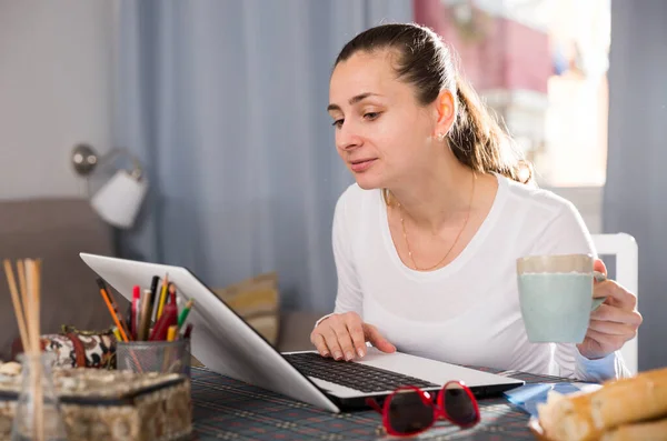 Menina trabalhando com seu laptop — Fotografia de Stock