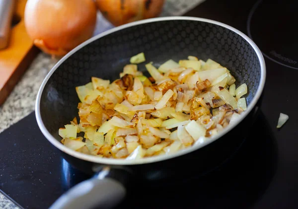 Stekpanna med skivad lök — Stockfoto