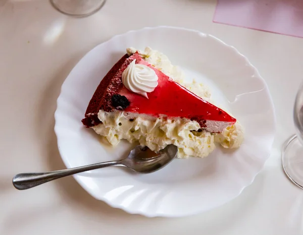 Bolo com esmalte de morango e chantilly — Fotografia de Stock