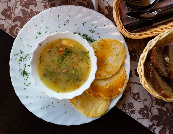 Weißrussische Mochanka mit Pfannkuchen — Stockfoto