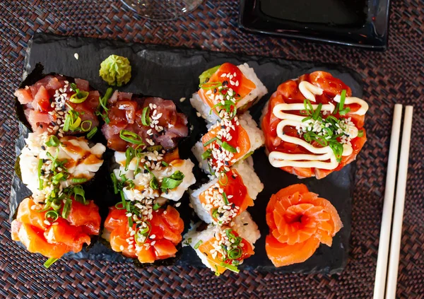 Set aus verschiedenen Sushi - Gunkan, Uramaki und Sashimi. — Stockfoto