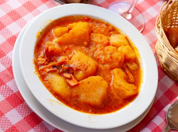 El plato de la cocina mediterránea - el calamar estofado con las patatas — Foto de Stock