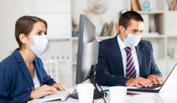 Direttore in maschera protettiva medica dà istruzioni al segretario — Foto Stock