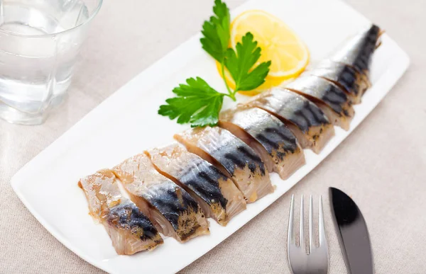Smoked mackerel fillets with lemon and greens — Stock Photo, Image