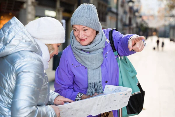 Mature ladies travellers with map — Stock Photo, Image