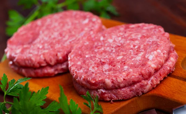 Chuletas de carne cruda para hamburguesas —  Fotos de Stock