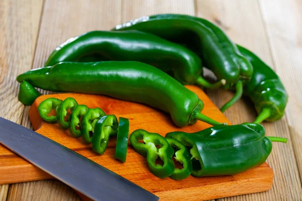 Groene paprika 's met gesneden plakjes — Stockfoto