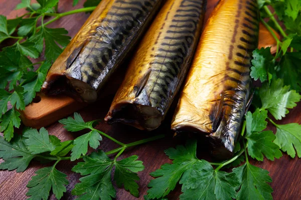 Saporito sgombro affumicato caldo con verdure sulla superficie di legno — Foto Stock