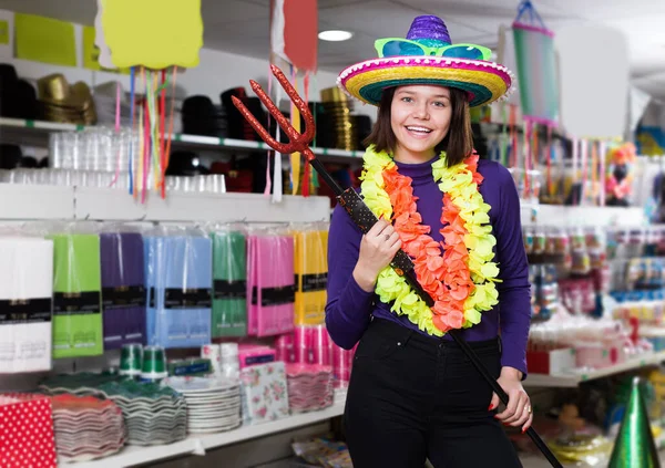 Ευτυχισμένη νεαρή γυναίκα διασκεδάζει στο κατάστημα ενδυμάτων φεστιβάλ — Φωτογραφία Αρχείου