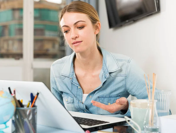 Kvinne som jobber med laptop – stockfoto